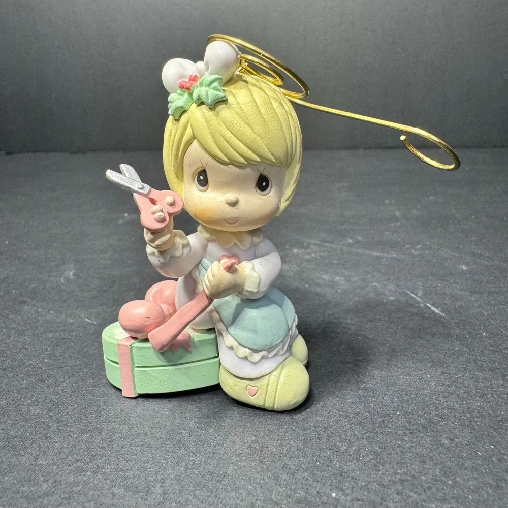 Precious‎ Moments 1995 Girl Wrapping Gift Christmas Ornament Figurine Pastel VTG